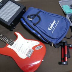 値下げしました。Squier by Fender Bullet Strat　エレキギター　ストラトキャスターと練習用アンプのセット（スタンド。Sケース、チューナー、コード等付き）