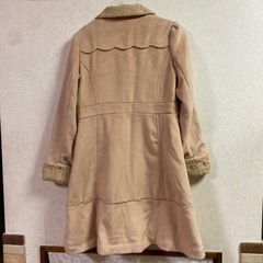 axes ピンクベージュ色コートの画像
