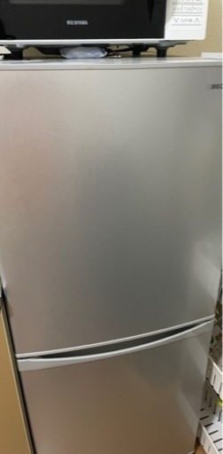 冷蔵庫(写真は冷蔵庫の中身を空けてから出します)