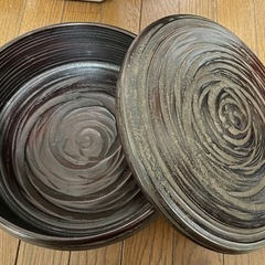 黒のお櫃、中からも模様（バラ？）確認できます