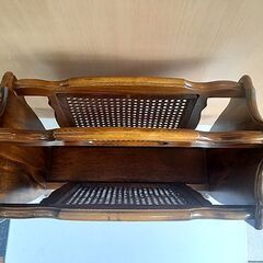 旧ロゴ【カリモク コロニアル マガジンラック】ラタン＆木 オールドカリモク レトロ家具 ヴィンテージ風 アンティーク風 札幌 北20条店の画像