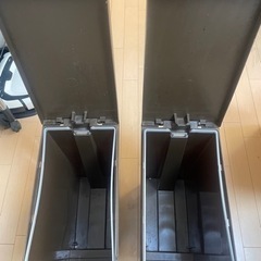 ゴミ箱2つの画像