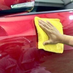ディーラー店舗内での洗車スタッフの画像