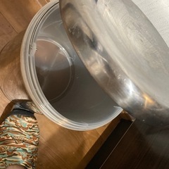 壊れかけのゴミ箱の画像