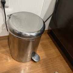 壊れかけのゴミ箱