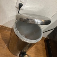 壊れかけのゴミ箱の画像