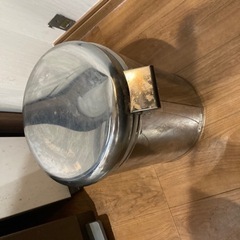 壊れかけのゴミ箱の画像