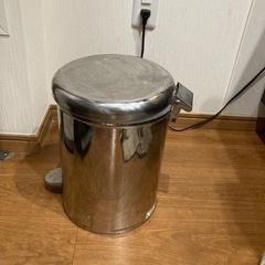 壊れかけのゴミ箱の画像