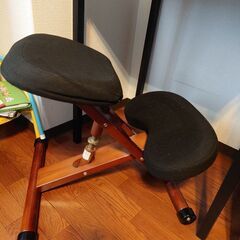 学習机、椅子（姿勢矯正チェア）の画像