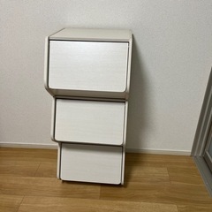 収納BOX 3つ、テーブル(茶)、キャスター台、クイックルワイパー