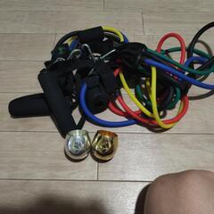 筋トレ器具と、金のおちょこ