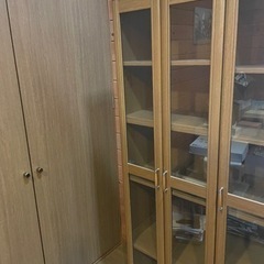 ガラス扉付き本棚の画像