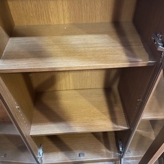ガラス扉付き本棚の画像