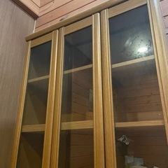 ガラス扉付き本棚の画像