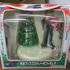 510   ワンピース　　光るクリスマスツリー付き フィギュア（サンジ）　・　小物付き ストラップ（チョッパー）　2個セットの画像
