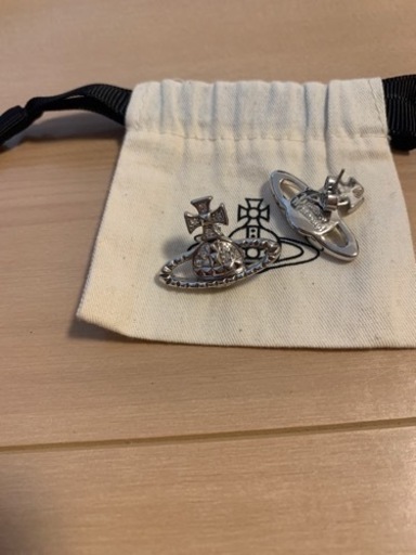 ヴィヴィアン　ピアス