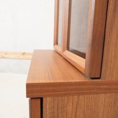 MORITA(モリタインテリア)のウォールナット材を使用したMATERIA(マテリア)キャビネットです。低めのフォルムとガラス扉に立体的な取っ手が魅力のサイドボードは本棚や飾り棚にもオススメ♪DG519