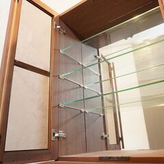 MORITA(モリタインテリア)のウォールナット材を使用したMATERIA(マテリア)キャビネットです。低めのフォルムとガラス扉に立体的な取っ手が魅力のサイドボードは本棚や飾り棚にもオススメ♪DG519
