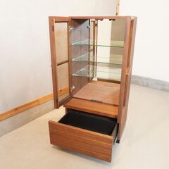 MORITA(モリタインテリア)のウォールナット材を使用したMATERIA(マテリア)キャビネットです。低めのフォルムとガラス扉に立体的な取っ手が魅力のサイドボードは本棚や飾り棚にもオススメ♪DG519
