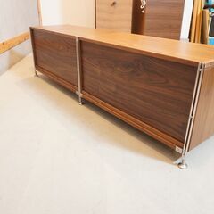 無印良品(MUJI)の人気のウォールナット材×ステンレス ユニットシェルフ/引き出し ボックス・フラップ扉付です。シンプルなデザインのローボード。インダストリアルモダンなお部屋にオススメ！DG523の画像