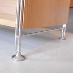 無印良品(MUJI)の人気のオーク材×ステンレス ユニットシェルフ フラップ扉付きです。シンプルなデザインのラックはちょっとしたカップボードとしても♪インダストリアルモダンなお部屋に！DG527の画像