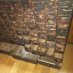 古い薬タンスの画像