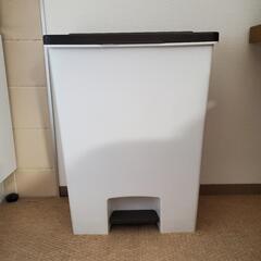 フタ付きペダル式 ごみ箱 