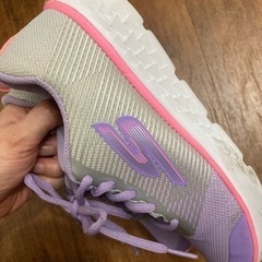 SKECHERS スニーカー 女の子 22.5の画像
