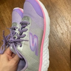 SKECHERS スニーカー 女の子 22.5の画像