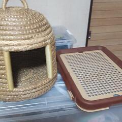 中古ペット用品(トイレ.ピュアクリスタ.ロング爪研ぎポール)おまけ付きの画像