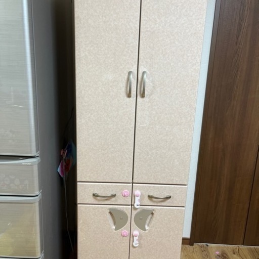 ピンク　食器棚