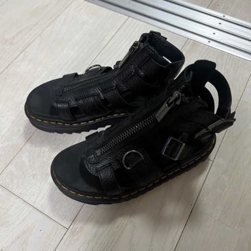 ドクターマーチン フロントジップ サンダル