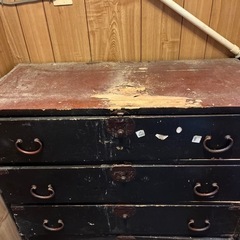 古いタンスの画像