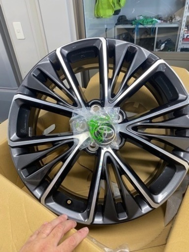 新型　プリウス　１９インチ　新車外し　４本