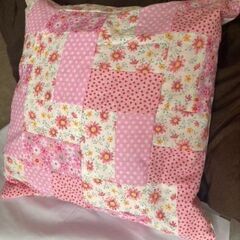 ハンドメイド　鮮やかな花柄のレールフェンスクッションカバー　ピンクの画像