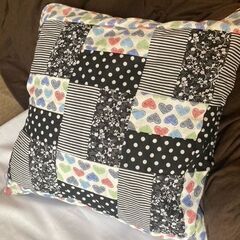 ハンドメイド　花柄　クッションカバー　40×40ｃｍ　黒の画像