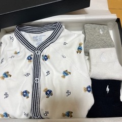 お早めに!ラルフローレンの水通しのみのロンパースとベビーソックスセットの画像