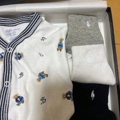 お早めに!ラルフローレンの水通しのみのロンパースとベビーソックスセットの画像