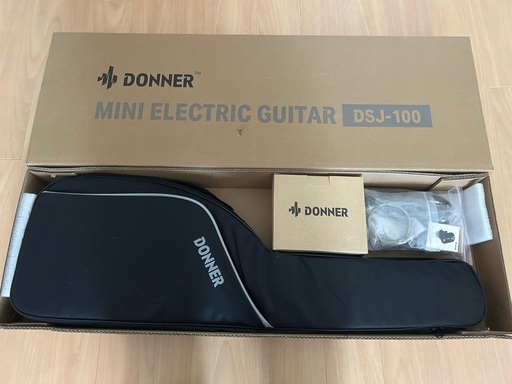 未使用品:Donner 30 インチ ジュニア エレキギター 初心者キット ST スタイル ミニ エレキギター スターター パッケージ ティーン向け アンプ、600D バッグ、チューナー、ピック、ケーブル、ストラップ等付き