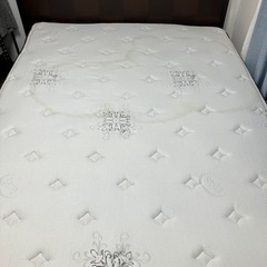 【お取引中】クィーンベッドマットレス+フレームお譲りします！！の画像