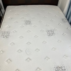 【お取引中】クィーンベッドマットレス+フレームお譲りします！！