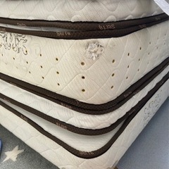 【お取引中】クィーンベッドマットレス+フレームお譲りします！！の画像