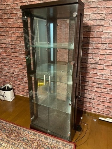 光るミラーショーケース