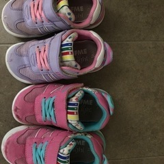 女の子夏服andスニーカーの画像