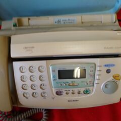 値下げ。格安中古 　感熱紙付き、ハンドコピーＦａｘ電話機　シャープ　ＵＸ－Ｋ４８ＣＬ　ハンドコピー付き感熱紙フアックス電話機、専用感熱紙Ｂ4　長さ３０ｍ利用、取説無し。 　返品不可。Ｆａｘ・電話、は有りますが使用未確認ですご了承ください。各１台限り。  　電話機接続コードは、お付けできる思いますから必要長さをお知らせください。 の画像