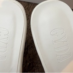 新品GYDA（ジェイダ）の白いミュール新品「交換ヒールパット付き）の画像