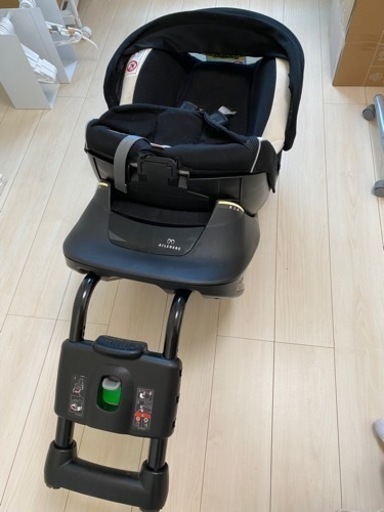 【中古】チャイルドシート　回転式（エールべべ・クルット）