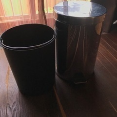 ゴミ箱(足でステップを踏むと開きます)