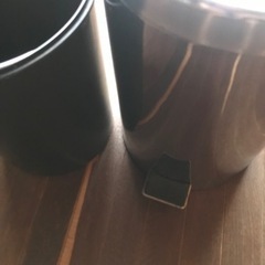 ゴミ箱(足でステップを踏むと開きます)の画像