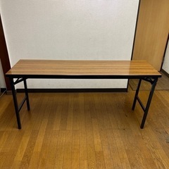 長いテーブルの画像